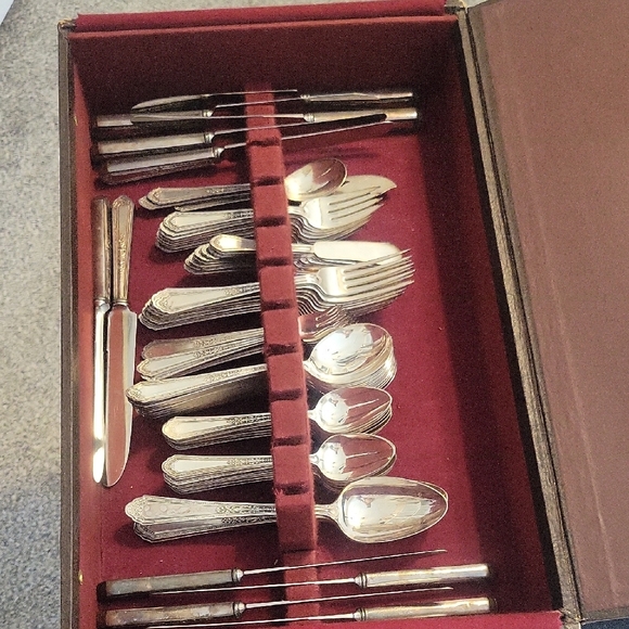 99 pc Super Plate Holmes & Edwards inlaid Silver Flatware Set. Original box - Picture 6 of 8